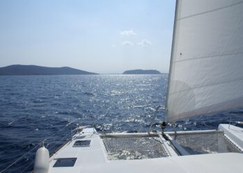 Catamaran vs. Yacht Charters