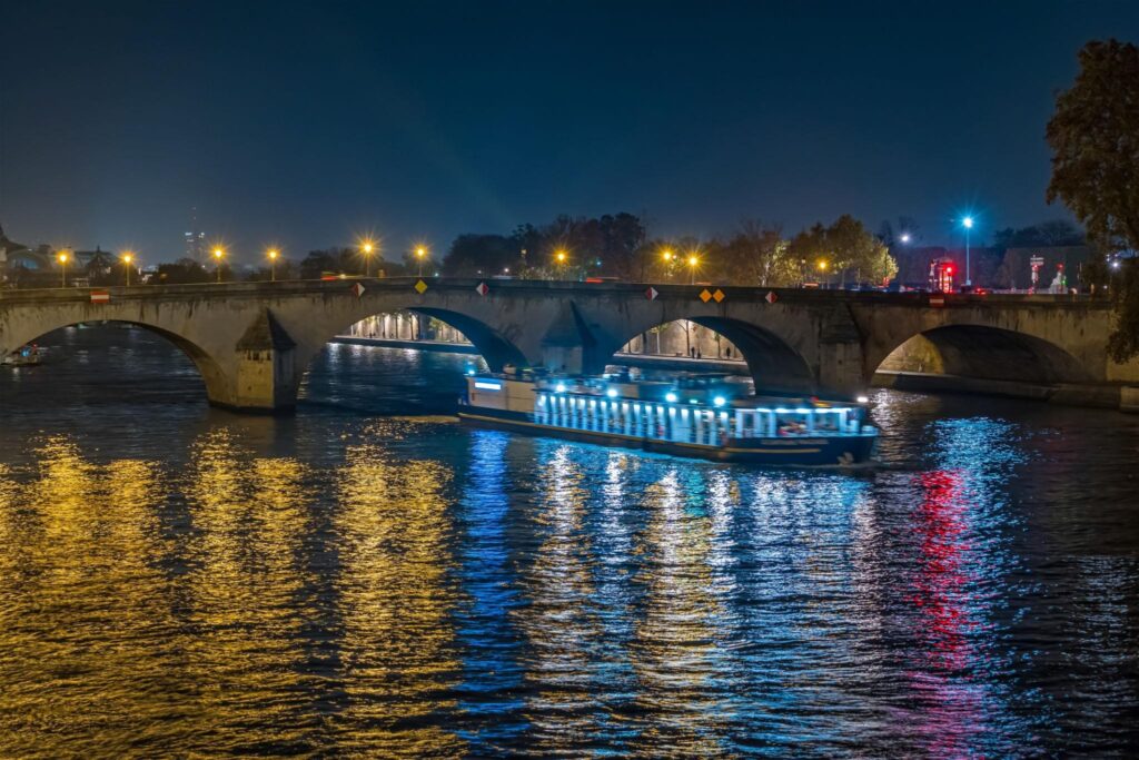playbattlesquare exploring paris after dark seine river cruise